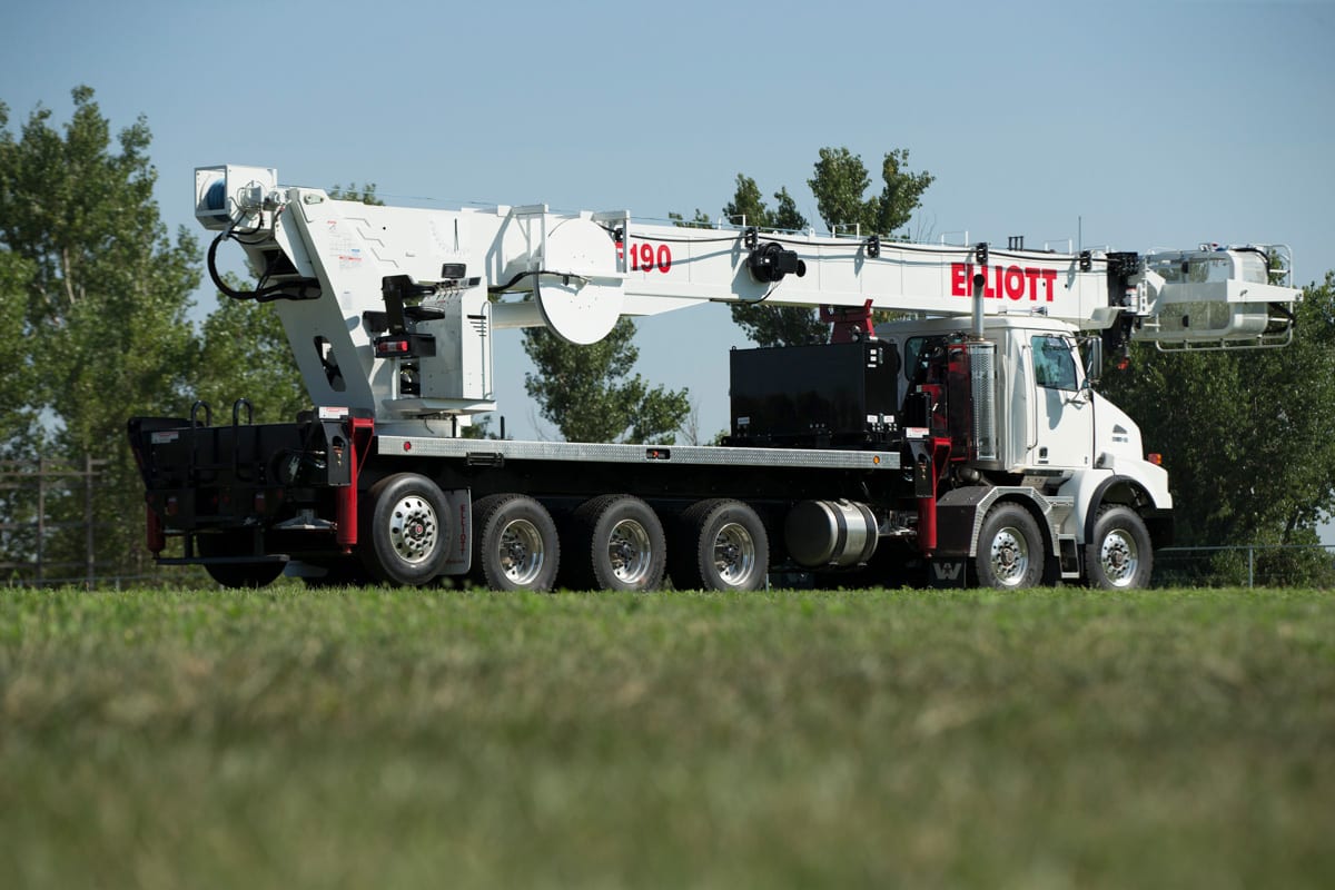 34127 truck with tracks and outriggers