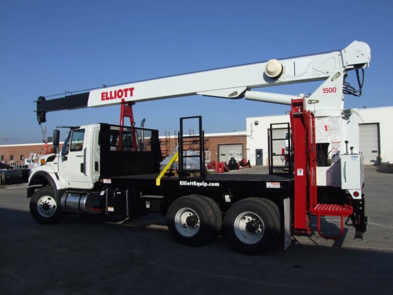 Left side view of an Elliott 1560 Boomtruck