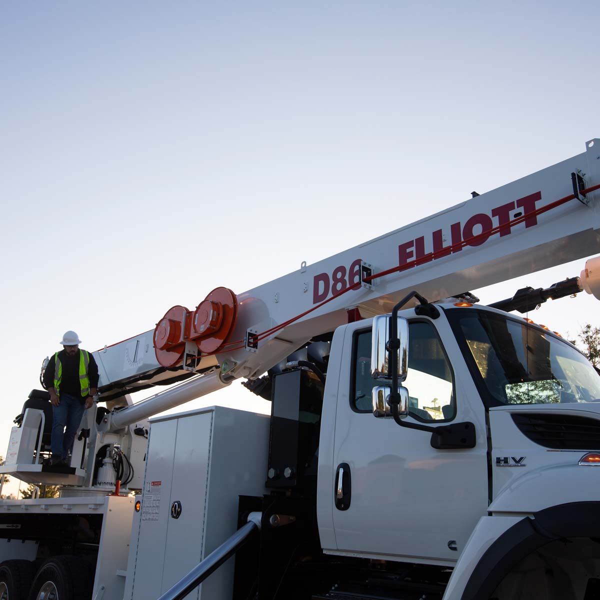 d 86 digger derrick from side