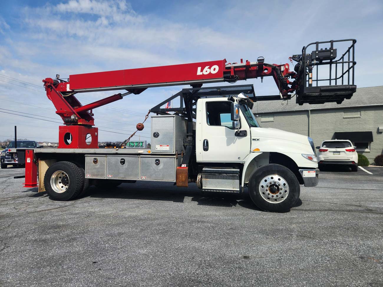 Pre-Owned L60R Hireach Exterior